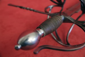 Espada de Lazos punta y corte en hierro y puno de cuero (modelo 2).2